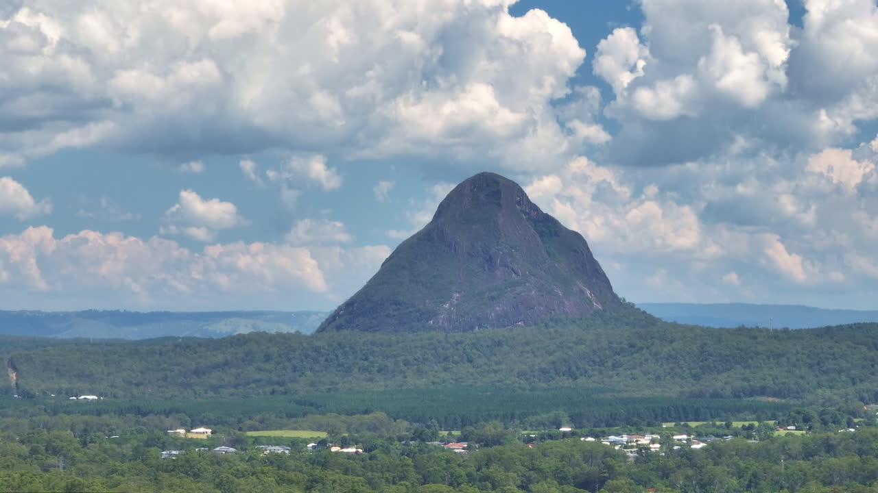 telefoto vista de drones del monte tibrogargan, montaña invernadero en el campo de australia, costa del sol 4k