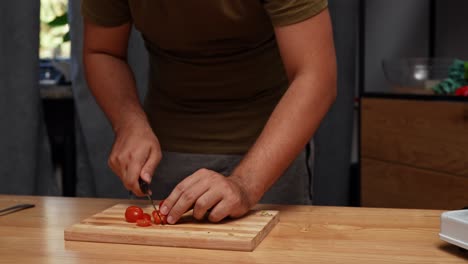 persona que corta tomates