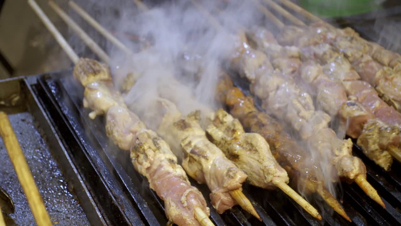 Lihavartaiden grillaamista Cholulan festivaaleilla, eloisa ja juhlallinen tunnelma.