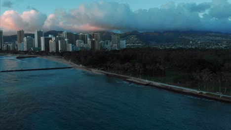 Aerial-drone-footage-of-Honolulu,-Hawaii