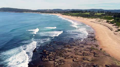 Schöne-Luftdrohne-Szenische-Schwenkansicht-Der-Felsigen-Sandküste-Von-Shelly-Beach-Zentrale-Küste-Tourismus-Nsw-Australien-3840x2160-4k