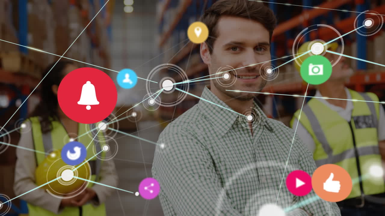 animación de la red de conexiones con iconos sobre el hombre que trabaja en el almacén