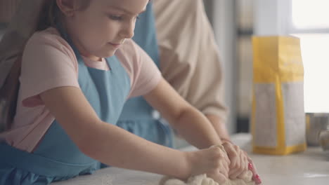 Kleines-Mädchen-Und-Ihre-Mutter-Kneten-Teig-In-Der-Heimischen-Küche,-Kochen-Und-Backen-Heimisches-Brot