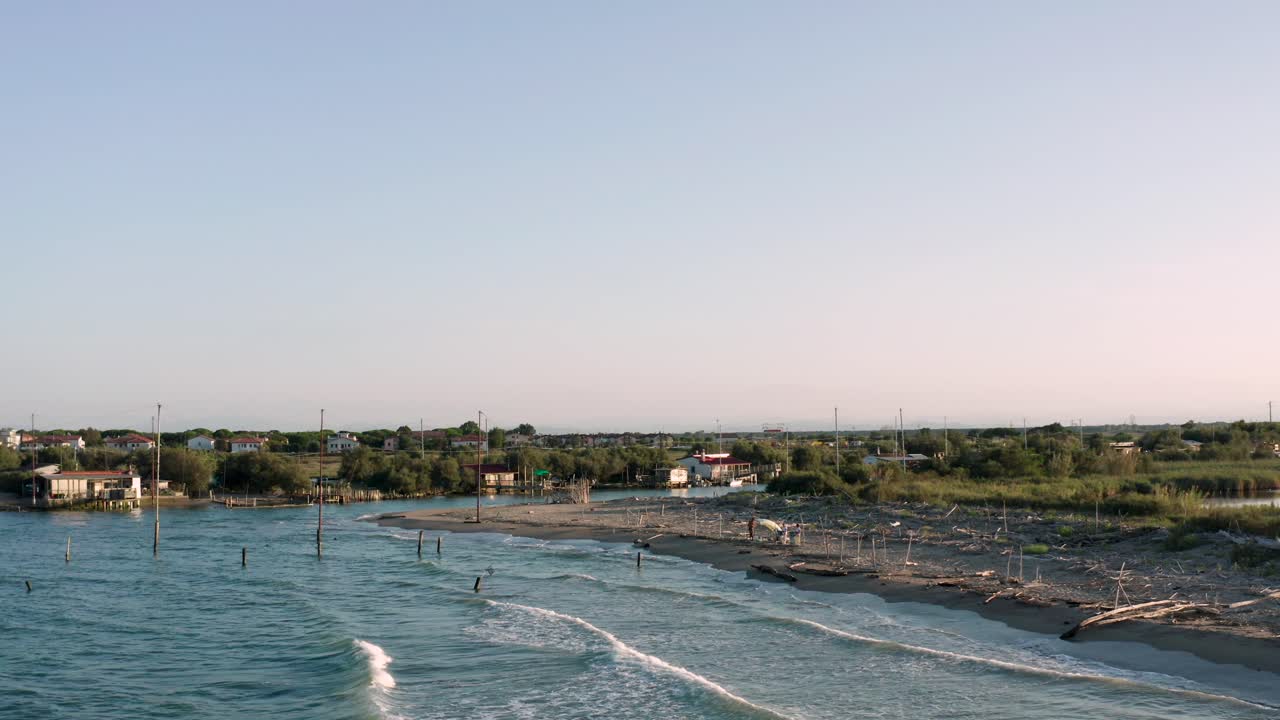 vista aérea de las cabañas de pesca con la típica máquina de pesca italiana, llamada "trabucco",lido di dante, fiumi uniti ravenna cerca del valle de comacchio