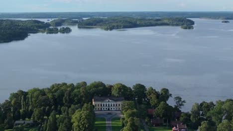 drone hacia el cielo alto sobre el castillo de taxinge hacia el lago en suecia