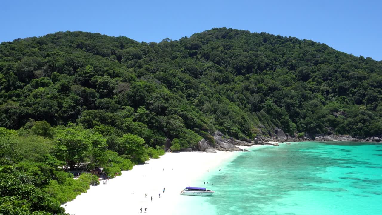 베이의 푸르키즈색 물, 섬의 전망.