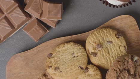 disparo de arriba hacia abajo de galletas giratorias chocolate y cupcake