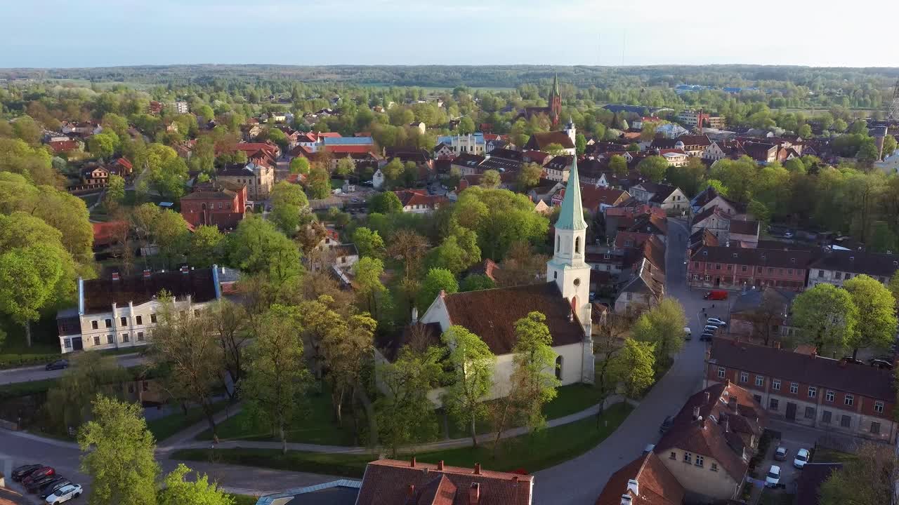 vista aérea del casco antiguo de kuldiga con tejas rojas y la iglesia evangélica luterana de santa catalina en kuldiga, letonia