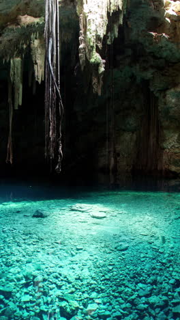 Timelapse-De-Un-Cenote-En-México-En-Vertical.