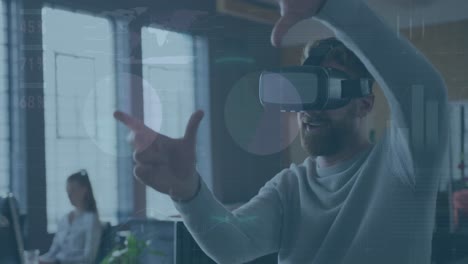 Animation-Der-Finanzdatenverarbeitung-über-Einen-Kaukasischen-Geschäftsmann,-Der-Im-Büro-Ein-VR-Headset-Verwendet