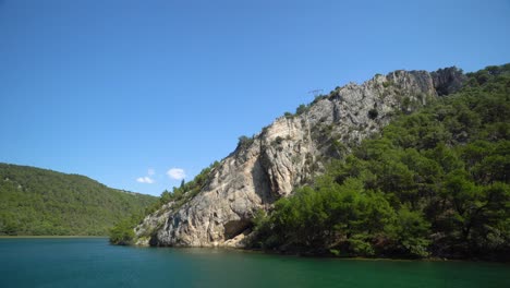 Vista-De-Un-Acantilado-A-Lo-Largo-Del-Río-En-Skradin-Šibenik-knin-Condado-Croacia