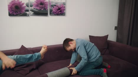 hermano y hermana luchando con almohadas. hermanos luchando con almohadas. niño divertirse juntos