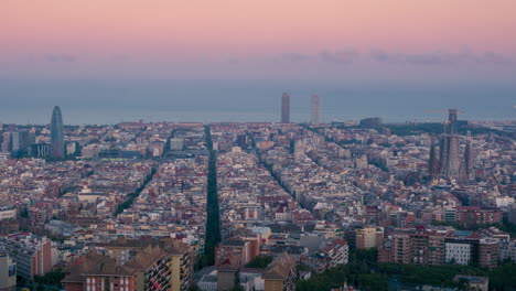 Zeitraffer-Von-Barcelona-Bei-Sonnenuntergang,-Gesehen-Vom-Turó-De-La-Rovira-Oder-Bunkers-Del-Carmel