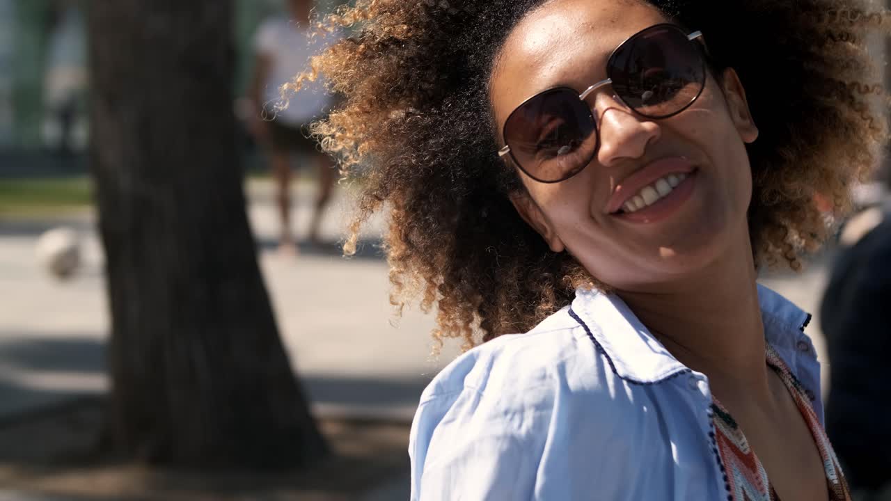 adorable mujer con gafas de sol