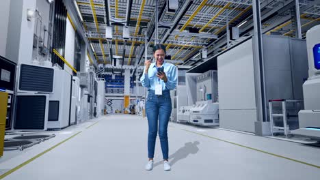 mujer exitosa en una fábrica moderna