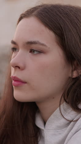 una mujer lucha con las dificultades de la vida entre rocas de hormigón. una joven deprimida lucha para hacer frente a las emociones negativas. abordando problemas de salud mental