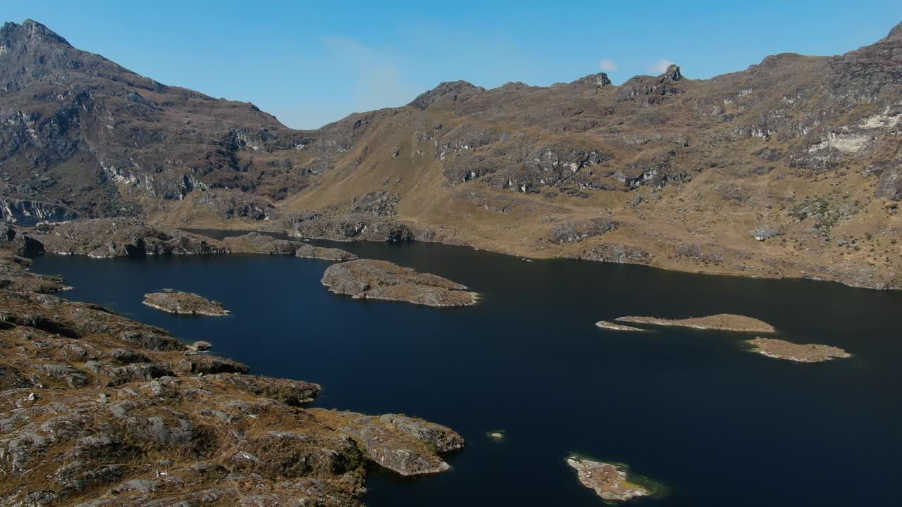 페루 안데스 산맥에 있는 ambo, huanuco, pichgacocha의 4번째 석호에 대한 4k 공중 드론 영상