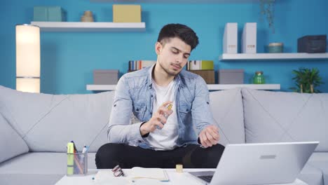 El-Joven-Prueba-Su-Nuevo-Perfume-En-Casa,-Le-Gusta-Y-Aprueba-El-Aroma.