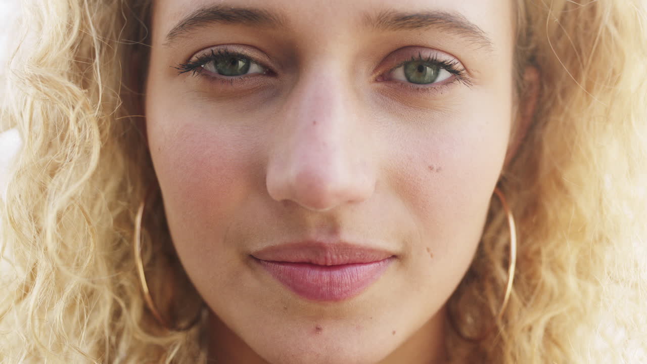 mujer de moda, cara y estilo de cabello rizado