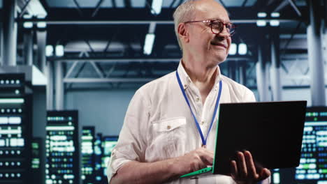 el científico informático optimiza el centro de datos.