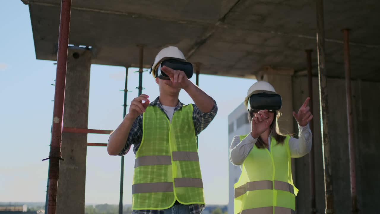 los principales ingenieros de la fábrica que llevan auriculares vr diseñan el edificio que está en el sitio de construcción. aplicaciones de realidad mixta virtual