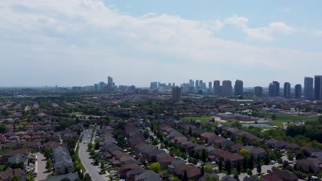 Vista-Panorámica-Desde-Un-Dron-Del-Centro-De-Mississauga-En-Un-Día-Brumoso