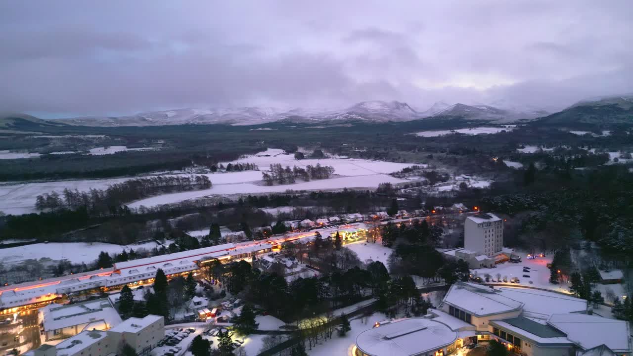 Carrellata aerea della popolare meta turistica e pittoresca cittadina di Aviemore
