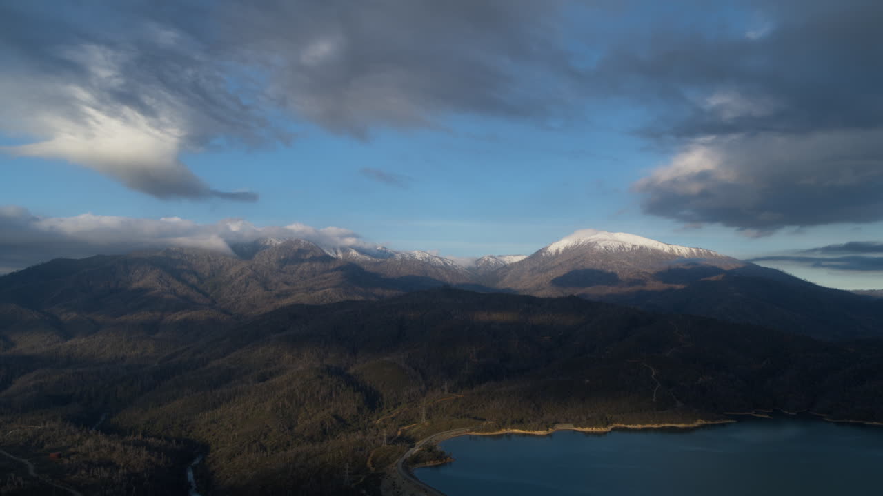 panorámica aérea a través de la montaña sawtooth más allá del lago de whiskeytown en el norte de california