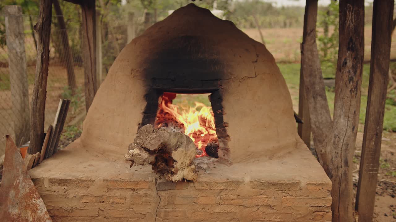 파라과이에서 전통적으로 손으로 만든 점토 오븐인 타타쿠아 (tatacua) 의 근접 사진, 나무 불꽃이 오븐을 가열하여 나중에 전형적인 음식을 습니다.