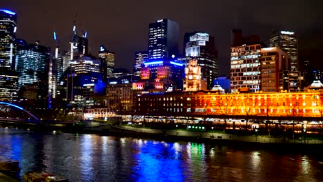 Vista-Del-Horizonte-De-Melbourne-Cbd-En-La-Noche-Desde-La-Orilla-Sur,-Yarra-Riverside-Nighttime,-Melbourne