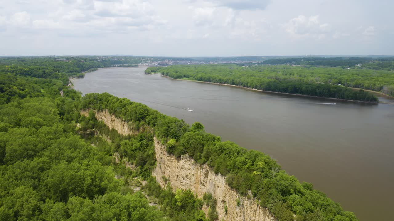 Veduta aerea di Horseshoe Bluff Trail con una barca sul fiume Mississippi vicino a Dubuque, Iowa