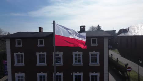 Onda-De-Bandera-Polaca-En-El-Viento-En-Circulación-Aérea-En-Cámara-Lenta