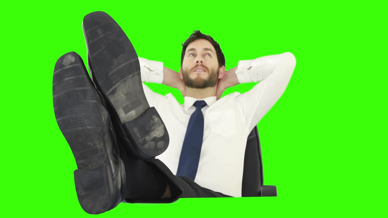 다리를 올려 의자 에서 긴장을 풀고 있는 사업가