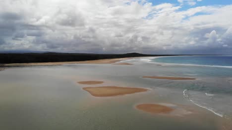 drone, vistas aéreas de la playa de noosa, costa del sol, australia