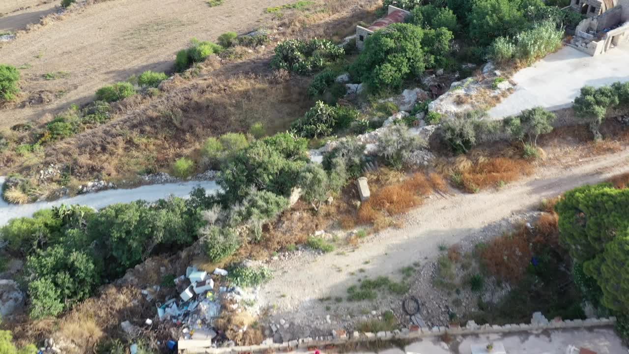 Veduta aerea sulla campagna, con movimento di dolly all'indietro sopra la collina del Castello di Tal Virtu, situato a Rabat, Malta
