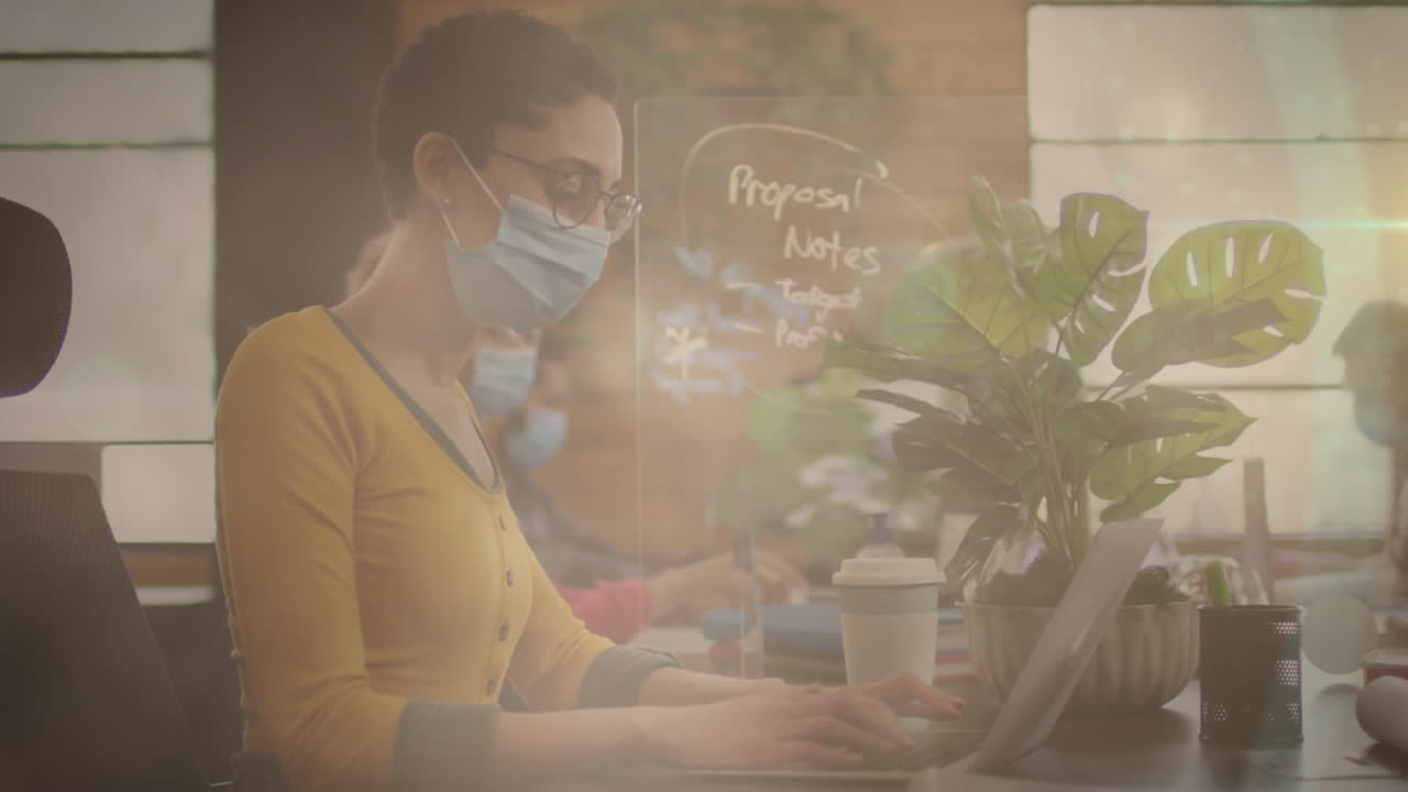 얼굴 마스크를 쓰고 있는 사무실에 있는 여성 위에 반 ⁇ 이는 빛의 트레일의 애니메이션