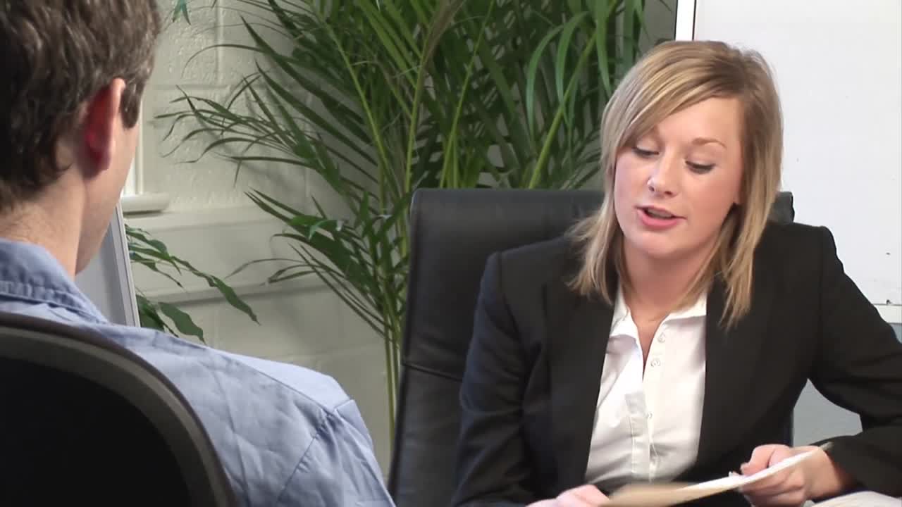 молодая женщина на собеседовании о работе