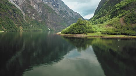 Una-Magnífica-Vista-Del-Naeroyfjord,-Uno-De-Los-Fiordos-Más-Bellos-De-Noruega