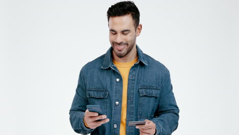 hombre feliz, teléfono y tarjeta de crédito en el comercio electrónico