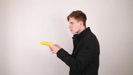 hombre usando un plátano como arma buscando a alguien