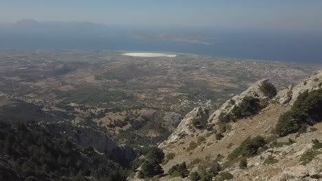 Gleichermaßen-Salzsee-Und-Tigaki-Vom-Berg-Auf-Der-Insel-Kos,-Griechenland-Aus-Gesehen