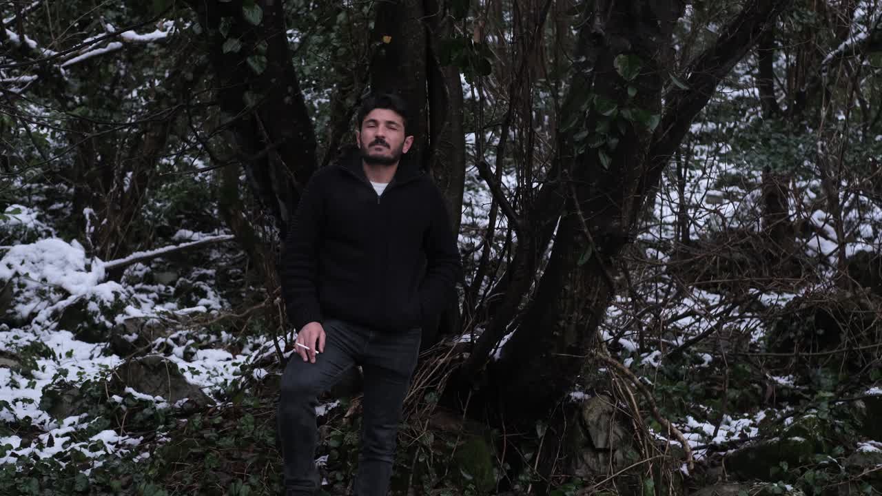 휴식을 취하고 담배를 피우는 남자