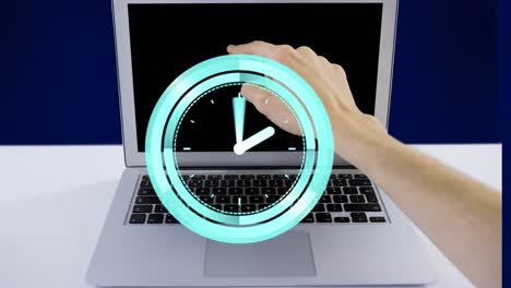 Animation-Einer-Sich-Bewegenden-Uhr-über-Einer-Hand,-Die-Auf-Einen-Laptop-Zeigt