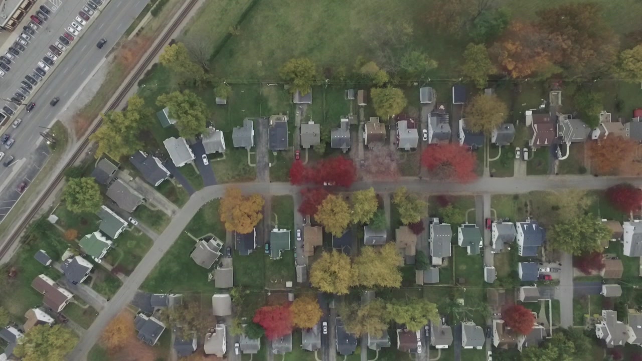 Vue aérienne en plongée d'un quartier résidentiel en automne
