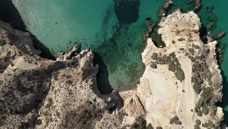cala de playa privada rodeada de acantilados rocosos blancos en el mediterráneo