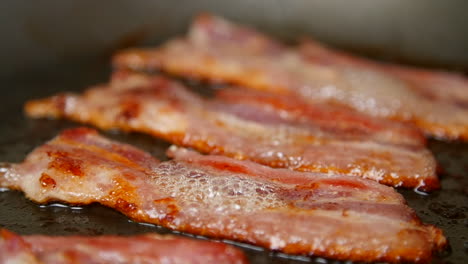 bacon ardiente cocinado en cámara lenta