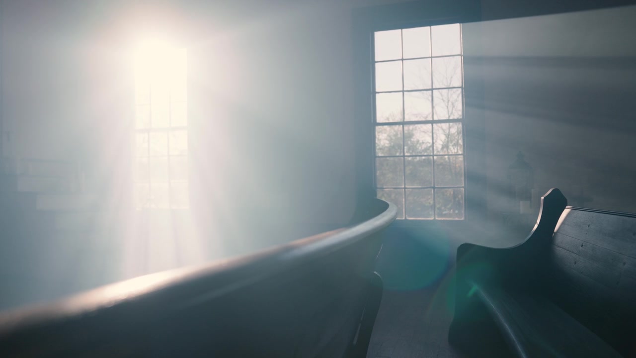 Luce solare che filtra dalle finestre in una vecchia chiesa vuota