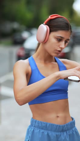 mujer haciendo ejercicio al aire libre