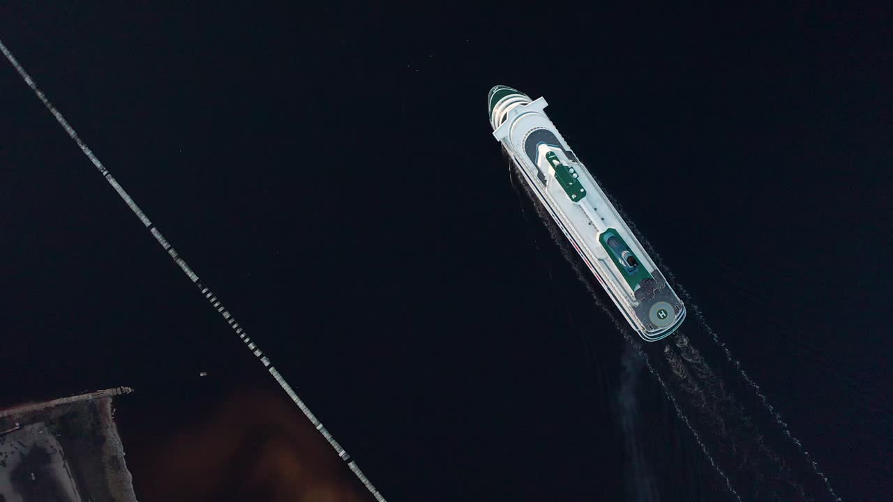 imágenes aéreas de drones de un crucero