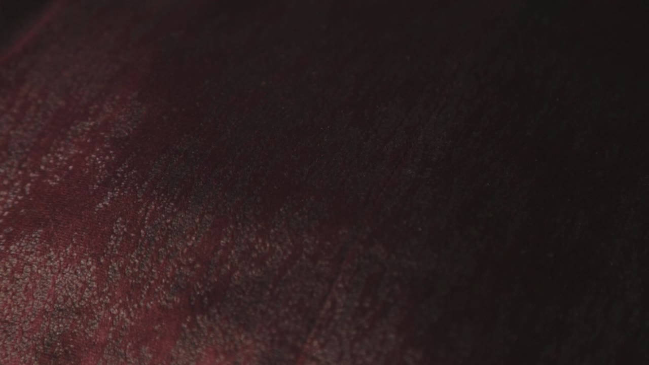 vista de cerca de la textura de la tela de un traje marrón en el cuarto oscuro - tiro de cerca